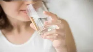 mulher bebendo um copo de água