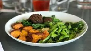 cumbuca com brocolis, abobora e carne