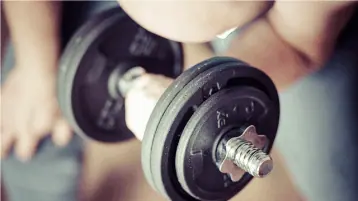homem levantando halteres dor pós treino