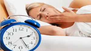 mulher bocejando com sem conseguir dormir