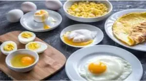 Ovo frito, ovo mexido, ovo cozido, distribuidos em pratos separados sob a mesa