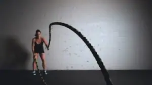 mulher treinando crossfit