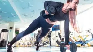Mulher treinando com pesos