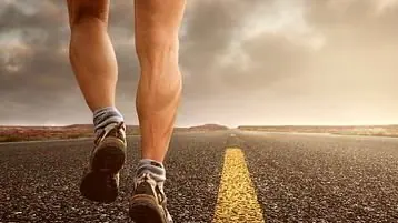 homem correndo em uma estrada, o que faz o nutricionista esportivo
