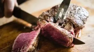 Carne sendo cortada