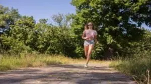 Correr emagrece, Moça correndo no parque no dia de sol