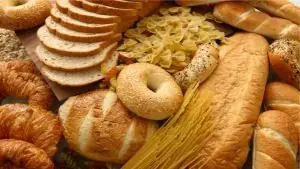 imagem de paes e biscoito, fontes ricas em açucar refinado