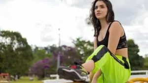 Mulher se aquecendo para treinar