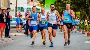 atletas correndo na rua