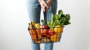 Cesta com legumes e vegetais