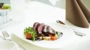 carne com salada