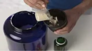 Pessoa preparando hipercalórico na coqueteleira
