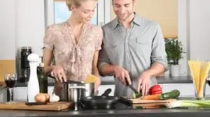 casal cozinhando