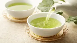 duas xícaras com chá verde