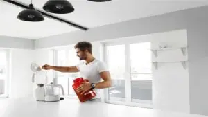 homem preparando o whey protein