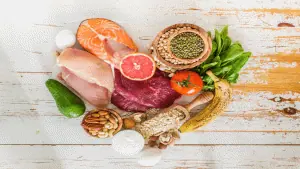 Foto com peito de frango, ervas aromaticas, temperos, castanhas e carne vermelha