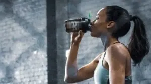 mulher tomando shake de proteína