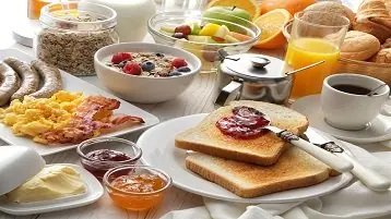 Qual é a relação entre a refeição pré-treino e a performance esportiva?