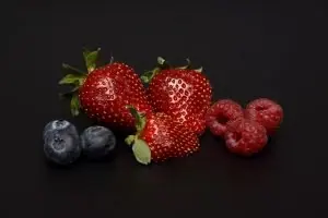 Bolo de frutas vermelhas
