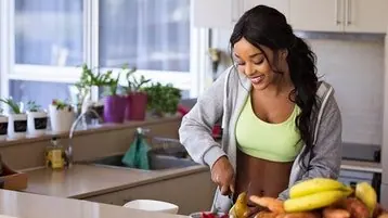 mulher cortando fruta na cozinha
