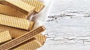 bolachas wafer em superfície de madeira meio branca