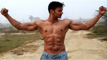 rapaz mostrando musculos, o que comer para ganhar massa muscular