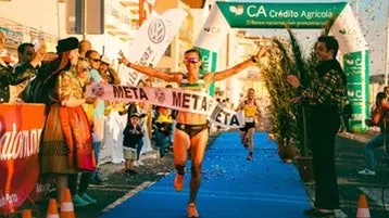 mulher finalizando corrida