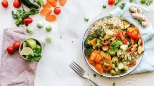 prato com arroz, cenoura, brócolis, quinoa