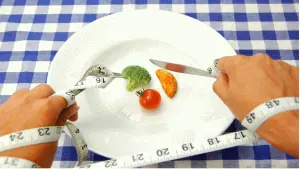 maos atadas por uma fita tentando se alimentar