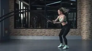 Mulher treinando com cordas