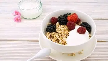 aveia, iogurte, frutas vermelhas