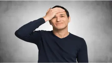 homem com a mão na testa