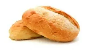 dois pães francês sobrepostos com fundo branco