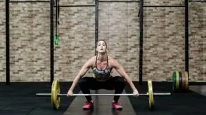 mulher treinando crossfit