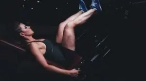 Mulher treinando perna