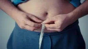 fita metrica medido barriga de um homem