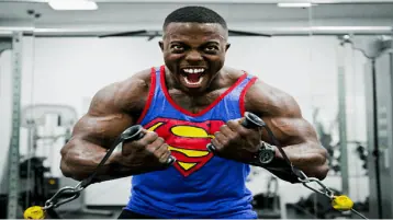 rapaz com blusa de superhomem treinando
