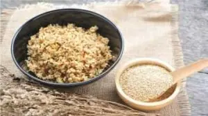 tigela com quinoa cozida e ao lado tigela com quinoa crua