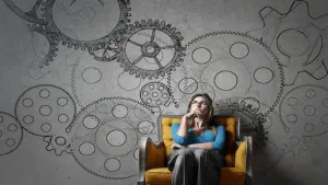 mulher pensativa sentada em um sofá