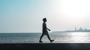 homem caminhando