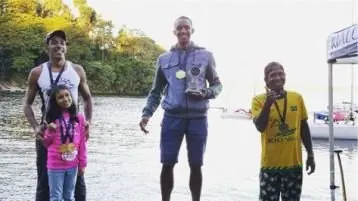 Atleta de canoagem oceânica, Robert se prepara para competições