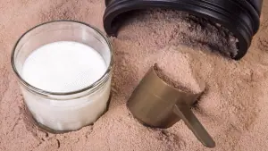 Para que serve whey protein, suplemento em pó, copo de leite