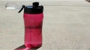 uma garrafa de água