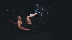 Mulher fazendo exercicio de musculação