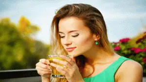 beneficios do cha verde, mulher tomando o cha
