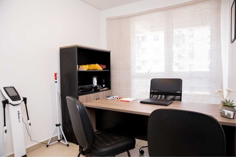 Consultório com bioimpedância InBody, mesa de atendimento e janela ampla, São Paulo