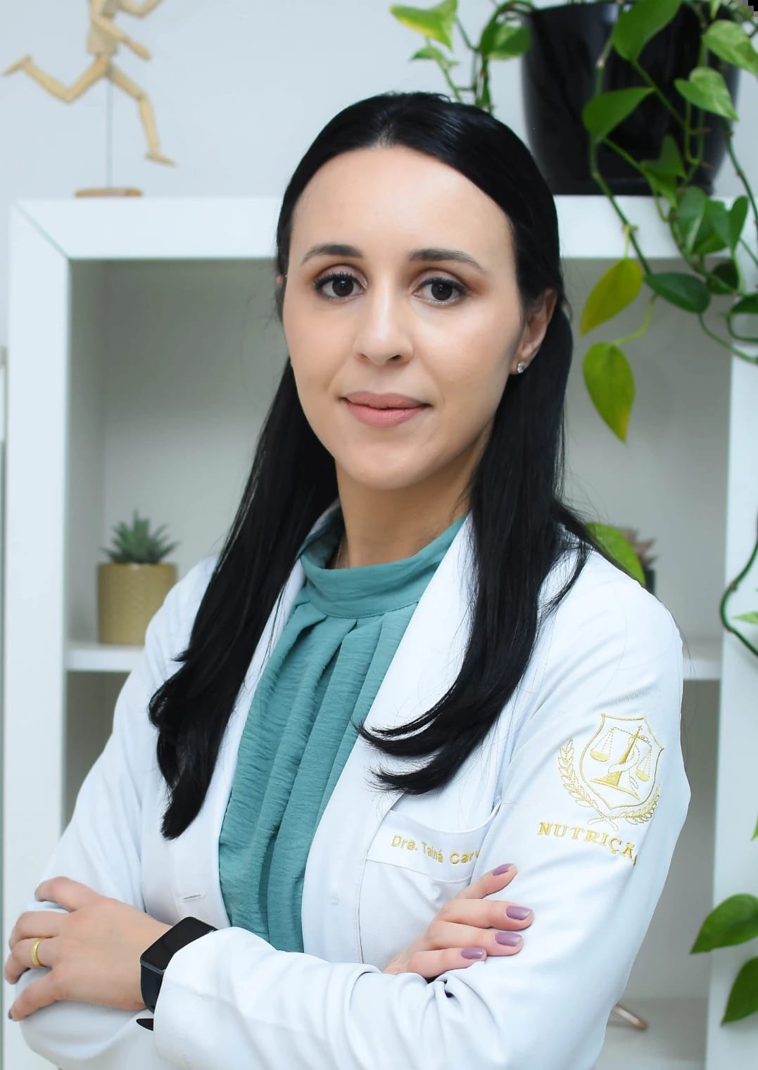 Tainá Carvalho, nutricionista esportiva, de jaleco em sua clínica em Higienópolis, São Paulo