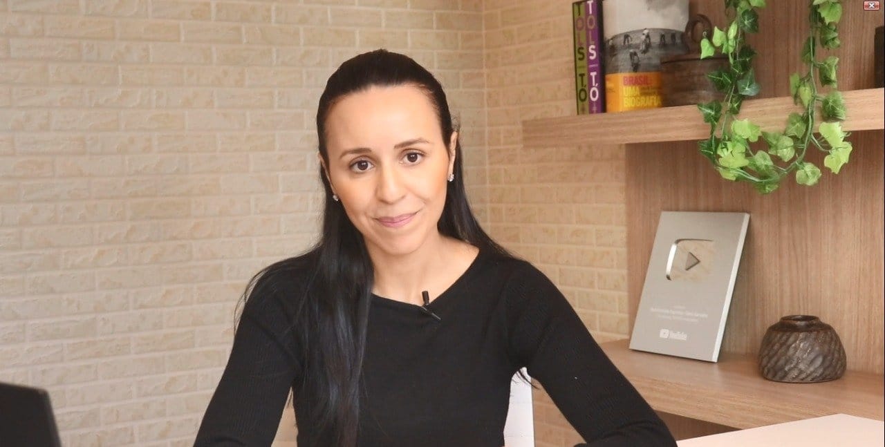 Tainá Carvalho gravando vídeo para o canal no YouTube